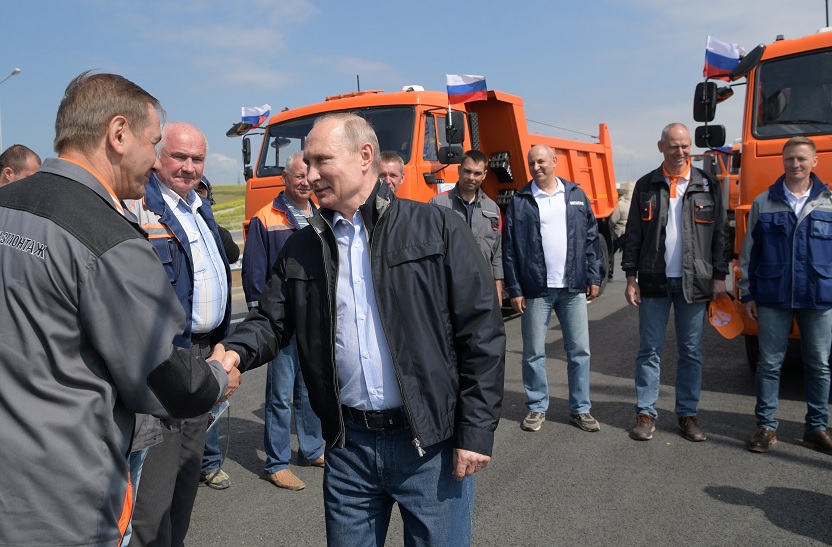 Putin maneja camión para inaugurar el puente entre Rusia y Crimea