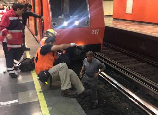 Rescatan a persona que cayó a las vías del Metro en Eugenia, CDMX