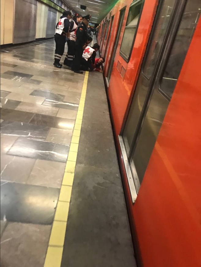 reascatan a persona que cayó a vias del metro linea 3 eugenia