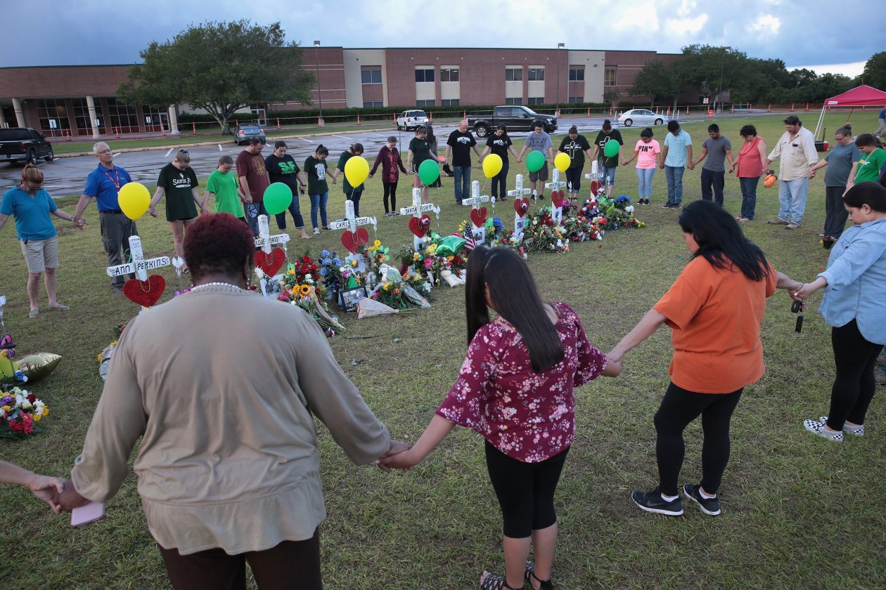 Reanudan clases en escuela del tiroteo en Texas