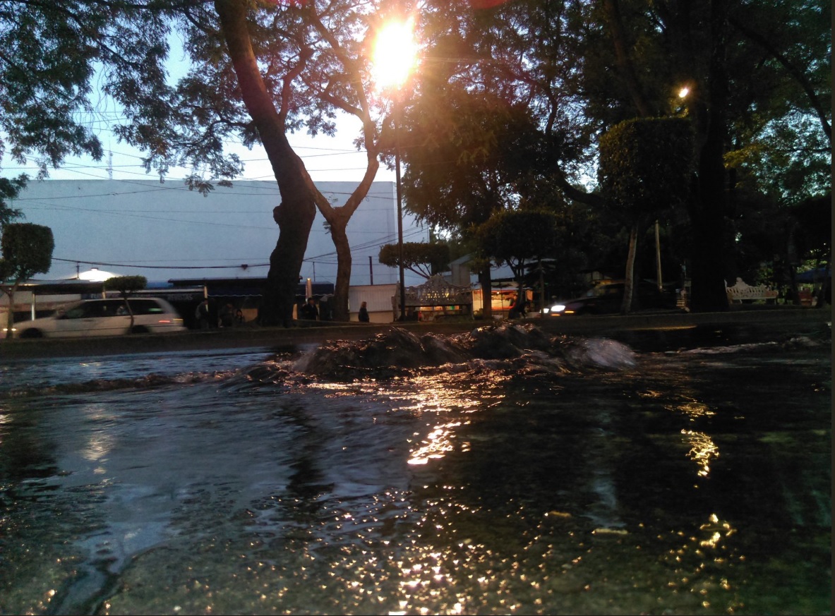 Fuga de agua afecta tránsito en calzada de Tlalpan
