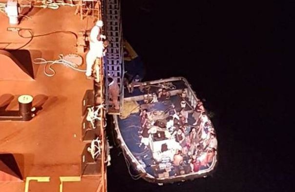 Rescatan a 24 pescadores tras incendio de su embarcación en Mazatlán, Sinaloa