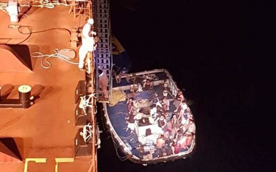 Rescatan tripulación de barco pesquero incendiado en el Golfo de Tehuantepec
