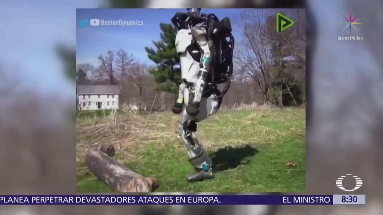 Robot hace ejercicio, corre y salta obstáculos