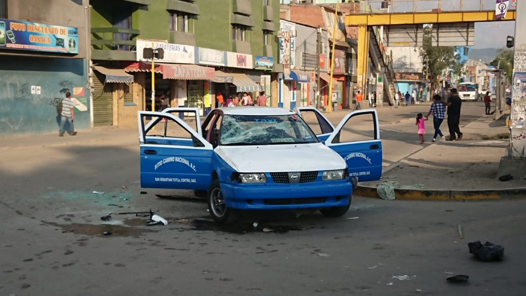 Se enfrentan transportistas en Oaxaca y bloquean vialidades