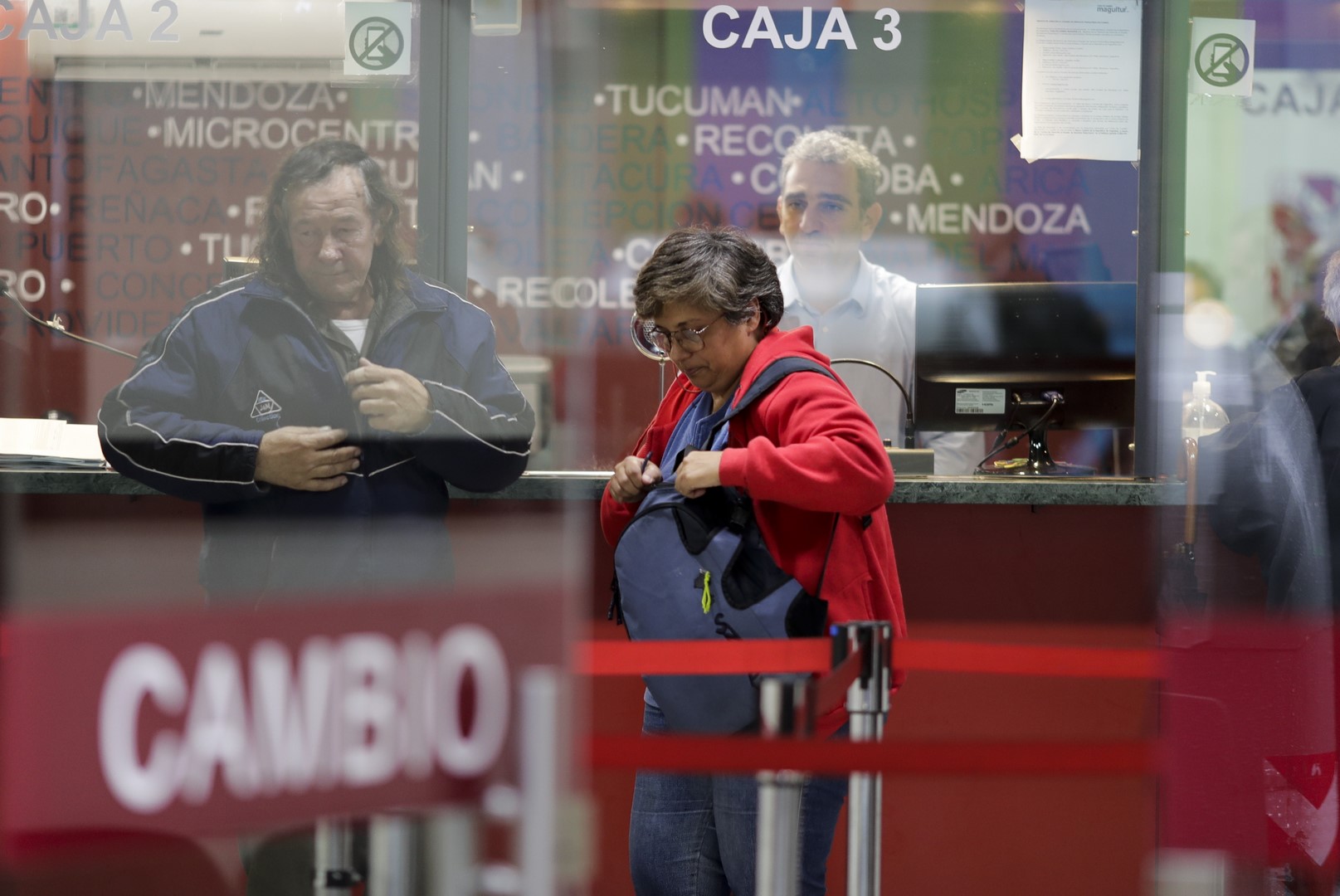 Se intensifica devaluación en Argentina y dólar alcanza récord