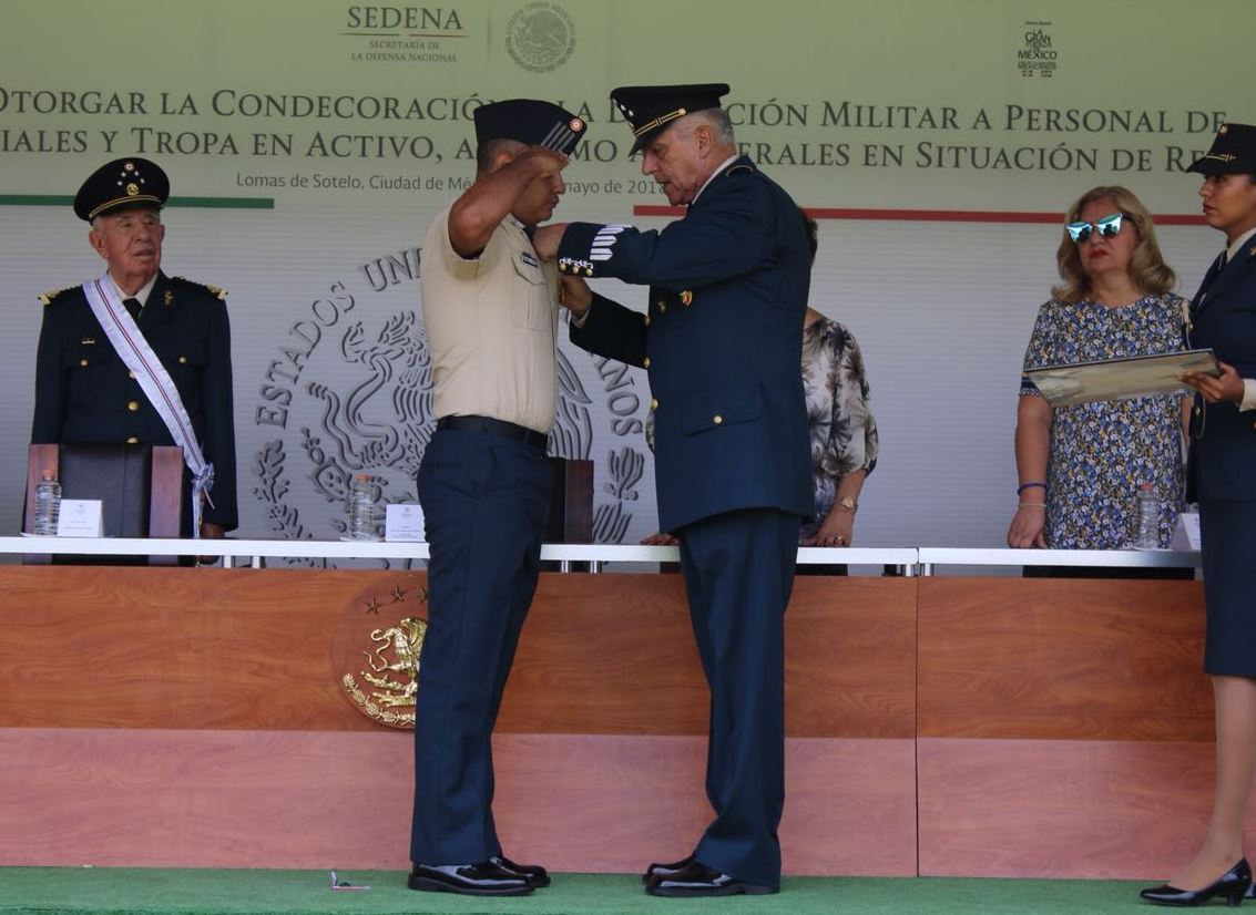 Sedena entrega condecoración a 42 militares