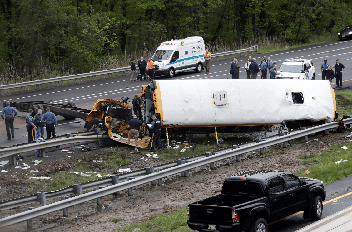Servicios de emergencia acuden al lugar del accidente en Nueva Jersey. (AP) 