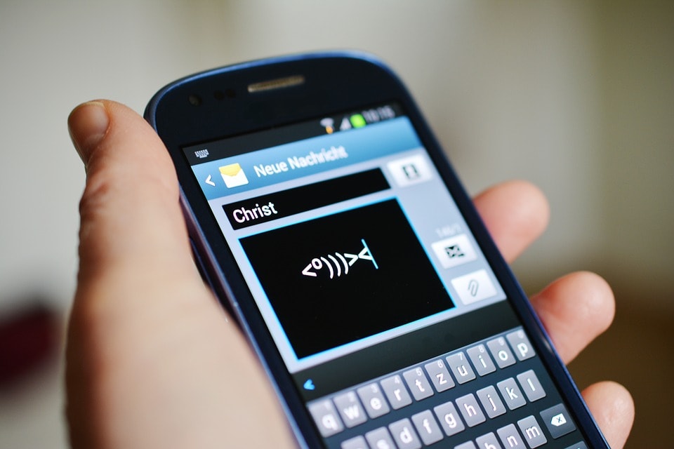 telefono-movil-inteligente-mostrando-mensaje-de-texto-sms-fraudulento