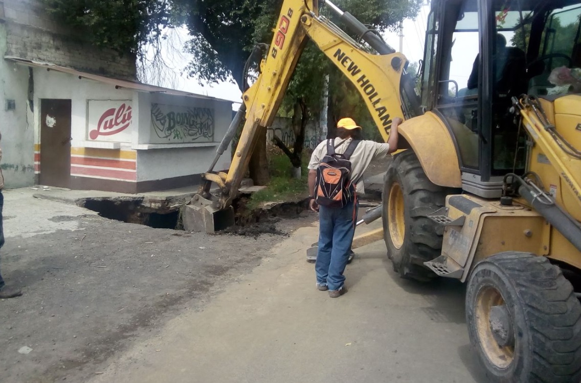 Se abre socavón por fuga de agua en Tláhuac