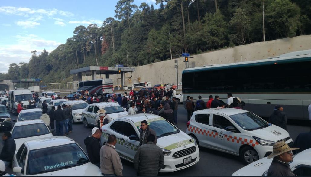 Transportistas del Estado de México bloquean accesos a CDMX durante 12 horas