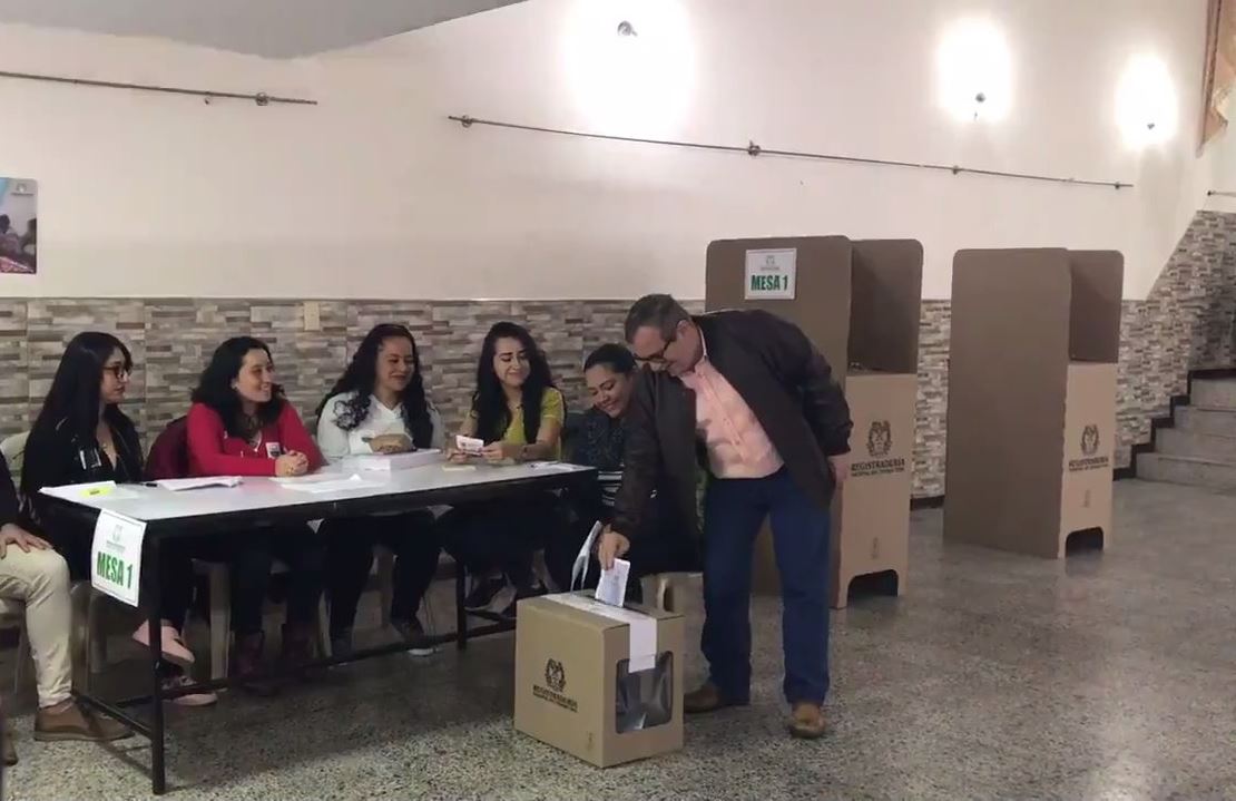 Líder FARC vota por primera vez para que elecciones traigan
