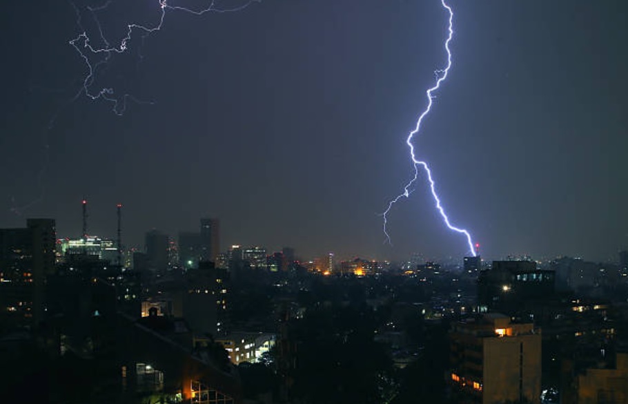 Noche de tormentas en México, por frente número 48