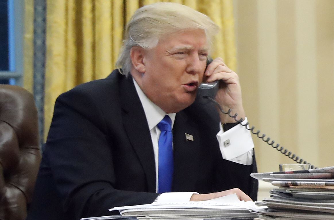 Foto: El presidente de Estados Unidos, Donald Trump, habla por teléfono, 3 mayo 2019