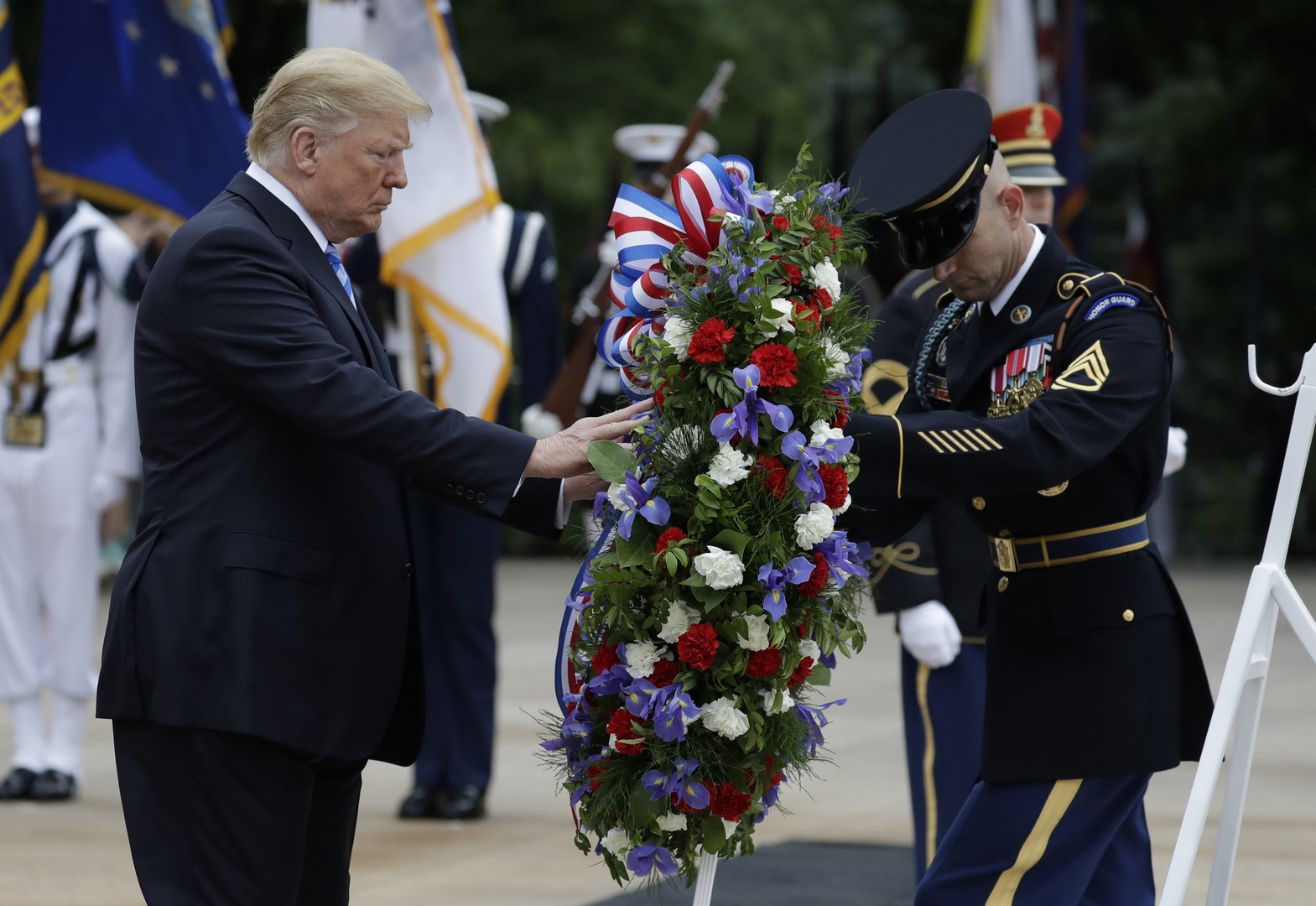 Trump rinde honor a soldados en el Día de los Caídos