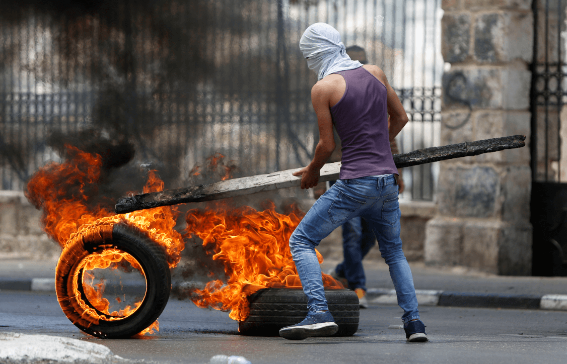 Un palestino quema llantas durante protesta en Gaza. (AP) 