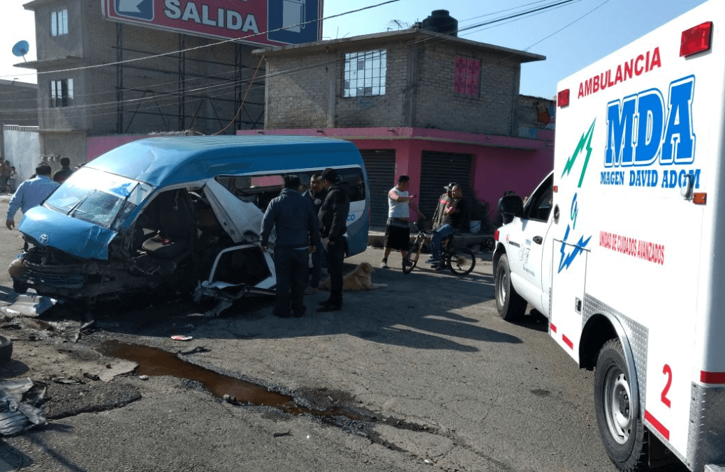 Choque de transporte público en autopista México-Puebla deja 12 lesionados