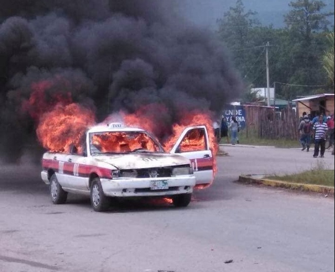 Se enfrentan mototaxistas en Chiapas incendian 10 unidades