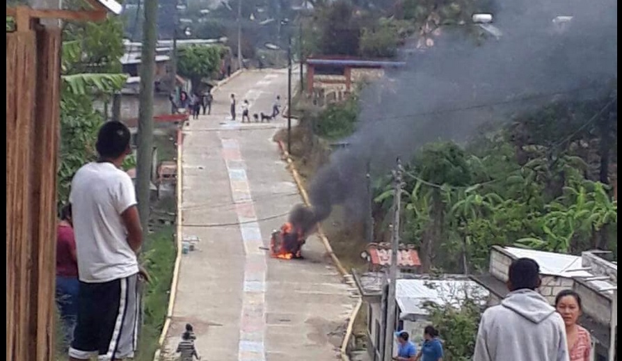 Se enfrentan mototaxistas en Chiapas incendian 10 unidades