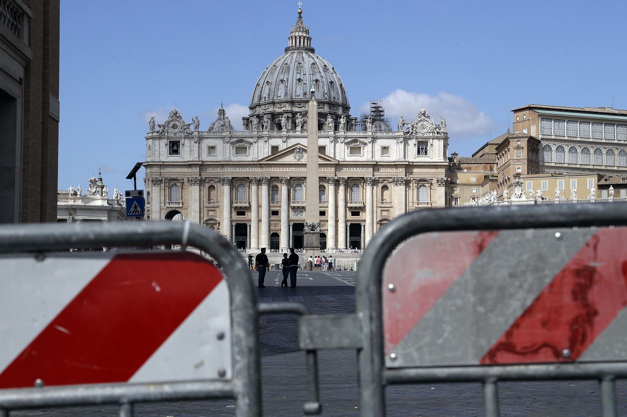 Vaticano procesará sacerdote por posesión de pornografía