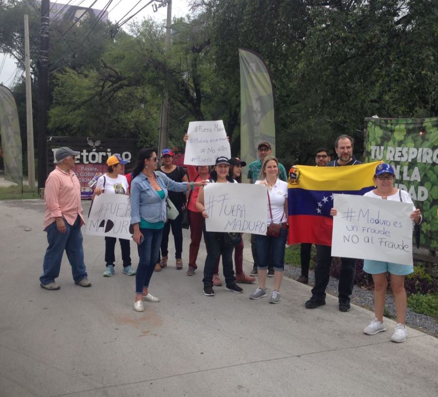 Venezolanos se manifiestan en Monterrey contra elecciones en su país