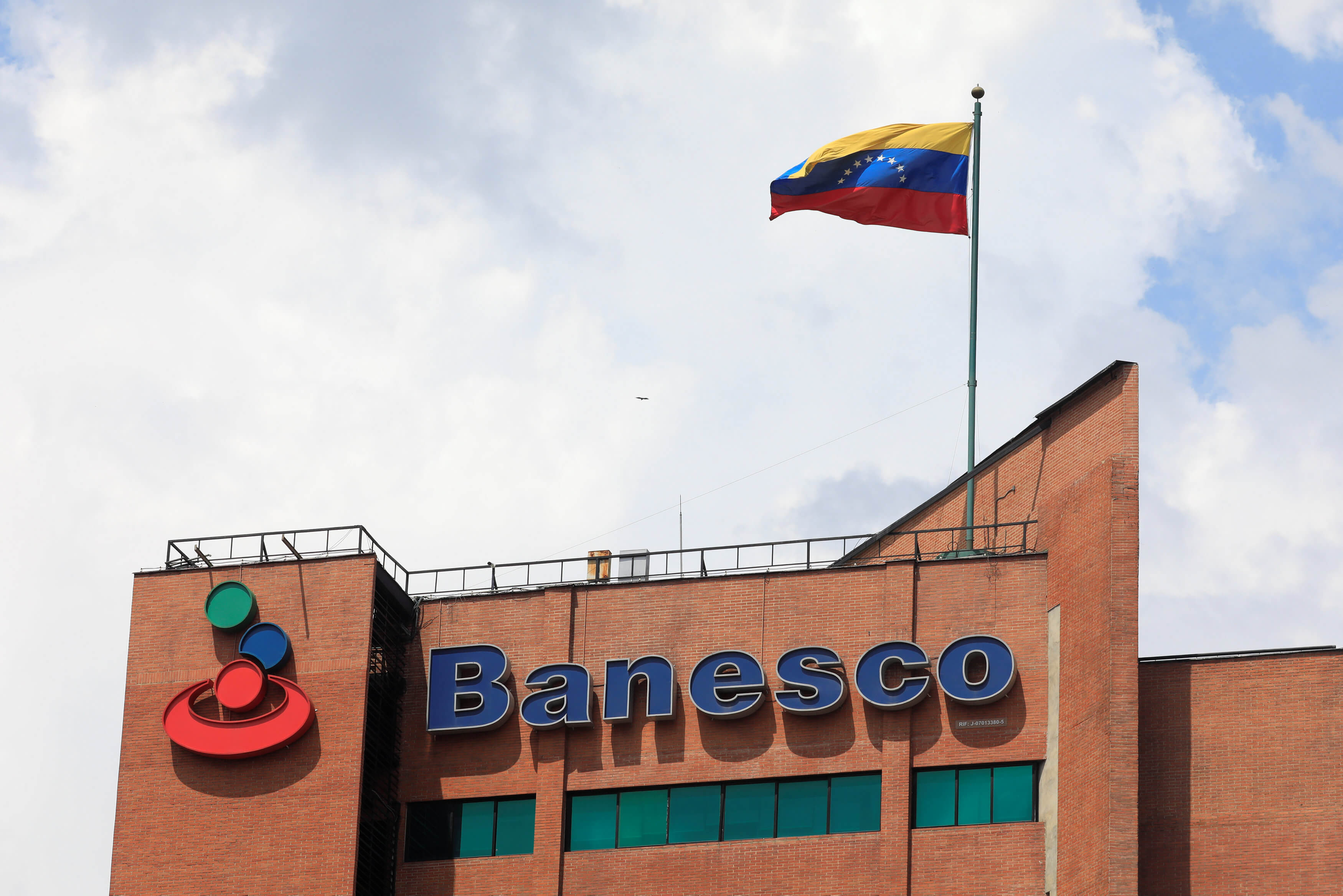 Venezuela interviene banco privado Banesco delitos financieros