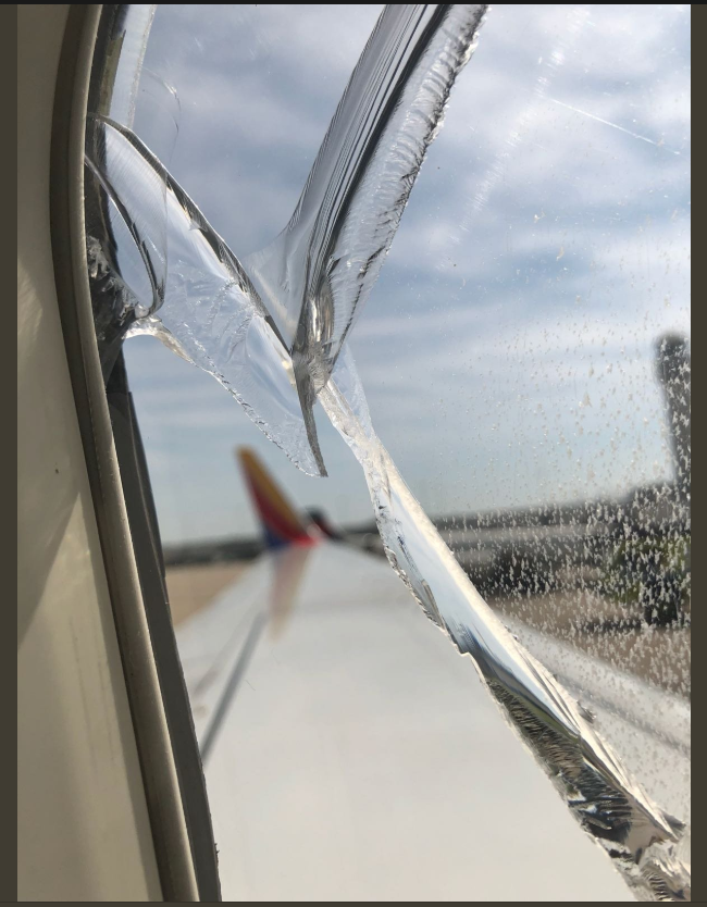 Venrtanilla rota en avión de Southwest. (Tomada de https://nypost.com)