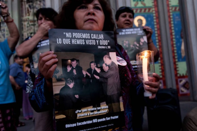 Víctimas sacerdote chileno Karadima piden papa transformar perdón en acciones