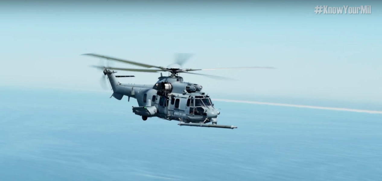 video-repostaje-avion-cisterna-a-helicoptero-fuerza-aerea-francia
