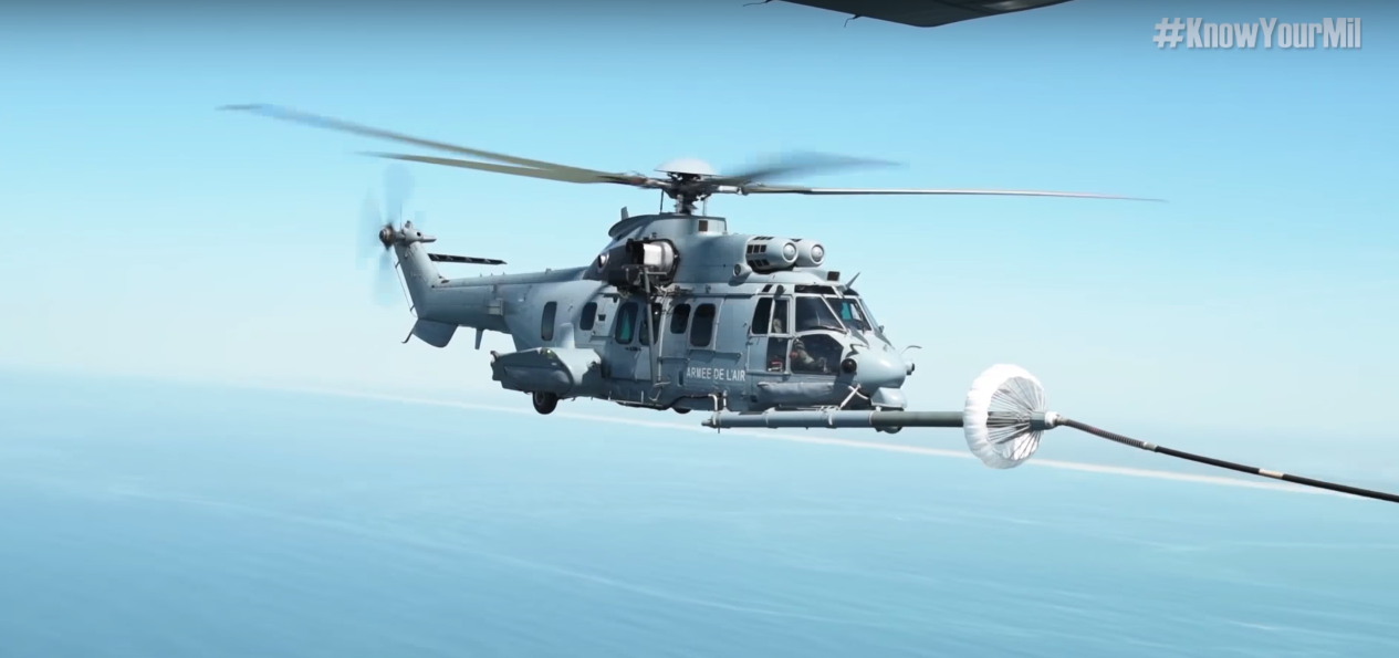video-repostaje-avion-cisterna-a-helicoptero-fuerza-aerea-francia