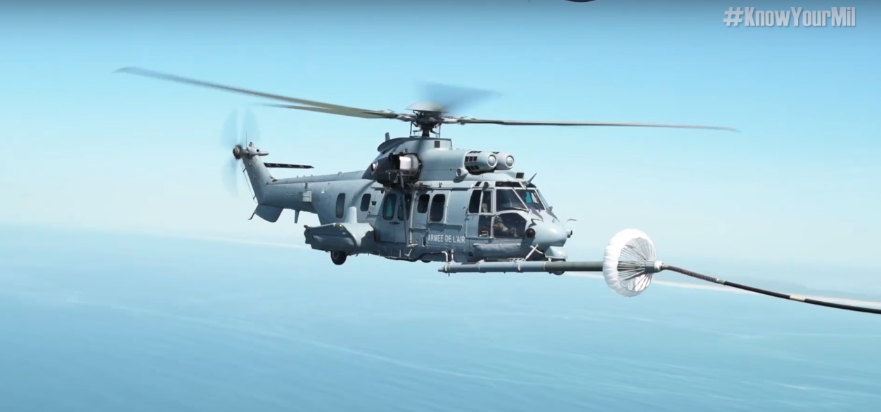 Video: Así es como un avión reabastece a un helicóptero a medio vuelo
