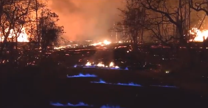 Volcán Kilauea genera llamas azules de metano