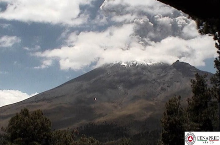 Volcán Popocatépetl lanza fumarola de dos mil metros de altura