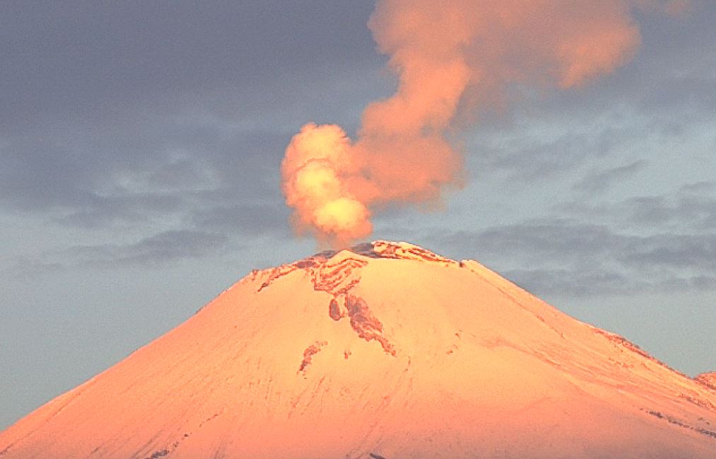 Popocatépetl amanece nevado y con fumarola de 800 metros de altura
