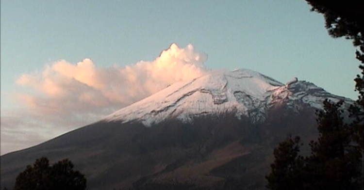 Volcán Popocatépetl amanece nevado y mantiene actividad moderada