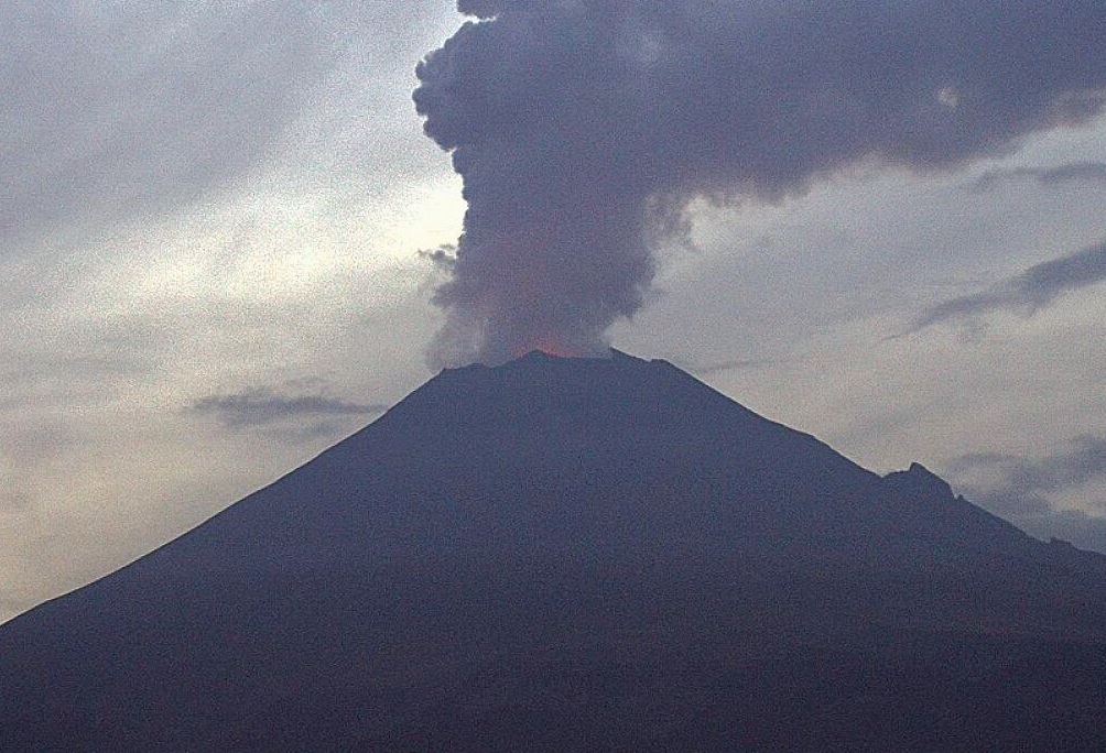 Volcán Popocatépetl emite 35 exhalaciones de baja intensidad