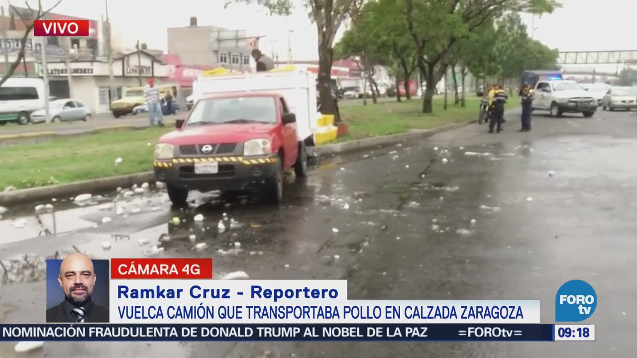 Vuelca camión que transportaba pollo en calzada Zaragoza, CDMX