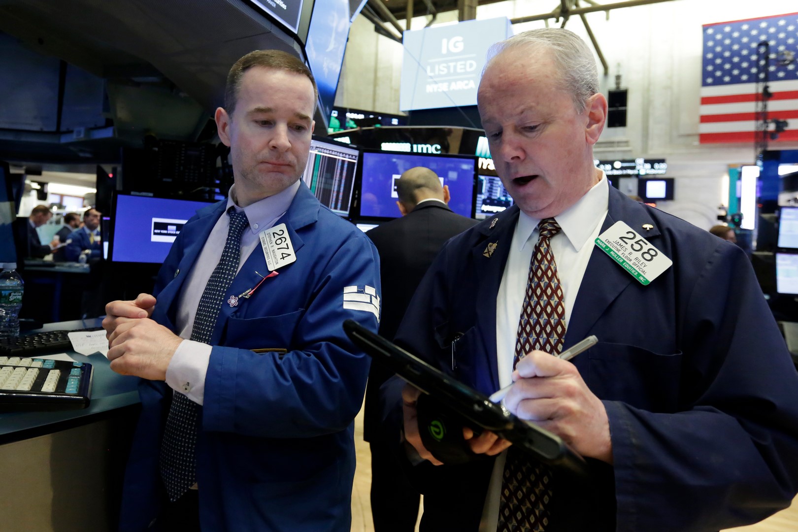 Wall Street abre a la baja y Dow Jones desciende