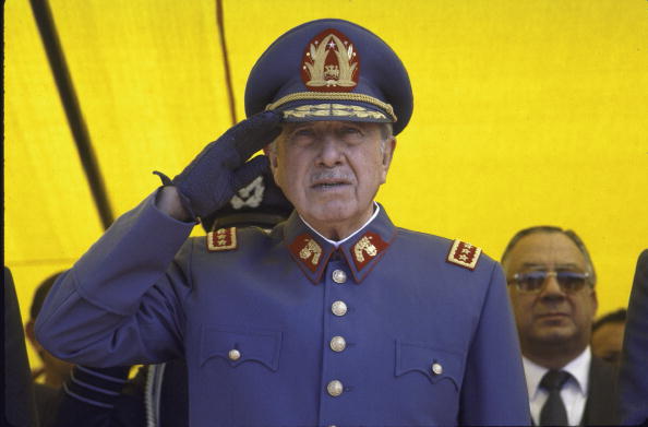 Supremo de Chile ordena embargar propiedades de Pinochet