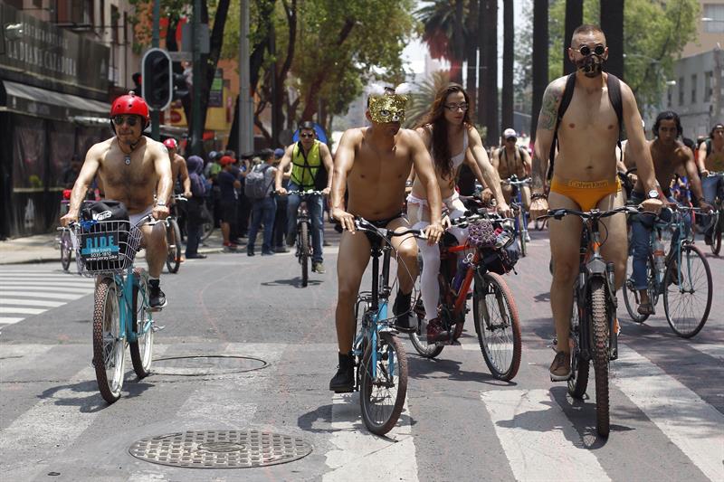 Realizan Rodada Nudista en la Ciudad de México