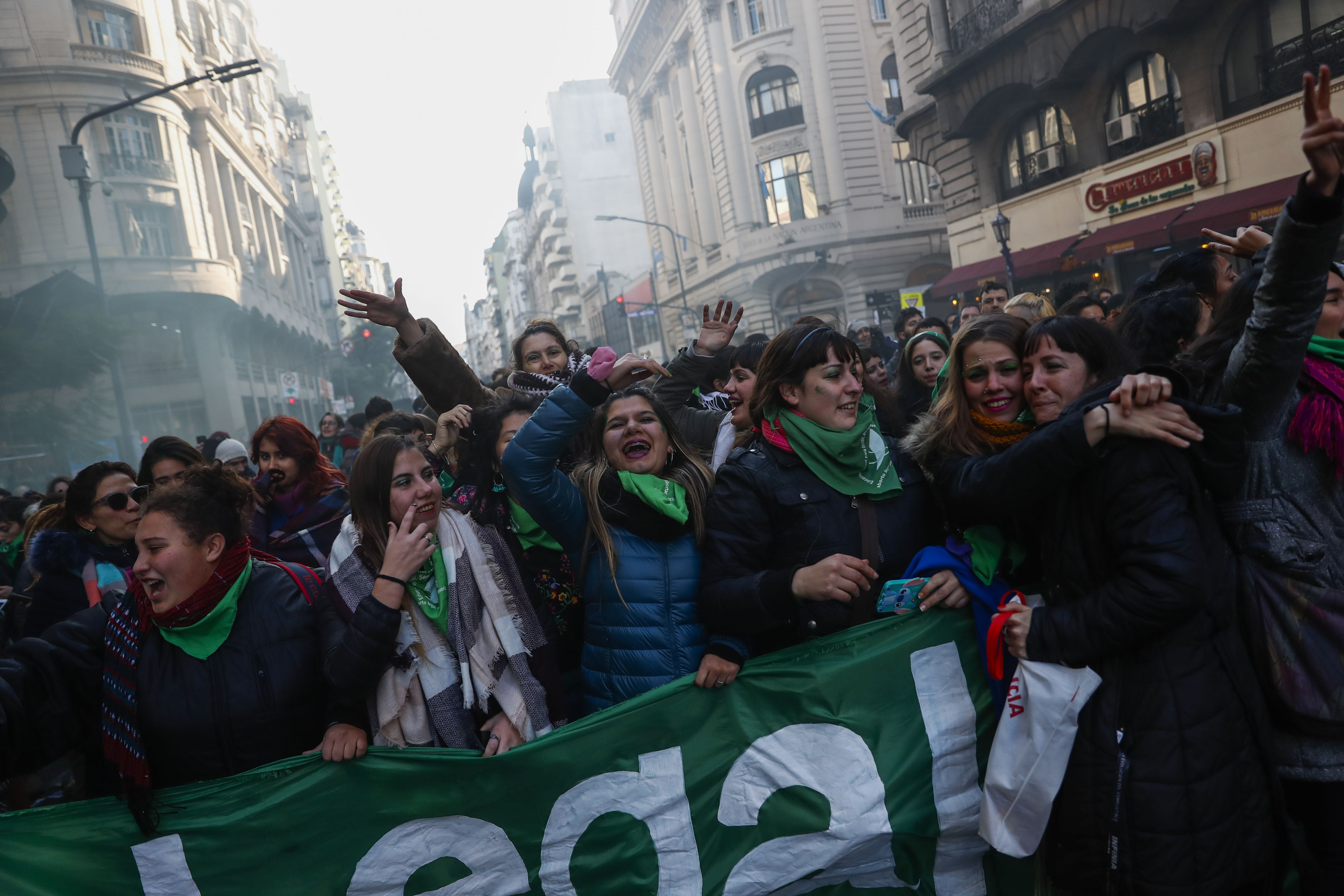 Diputados argentinos aprueban ley para despenalizar el aborto