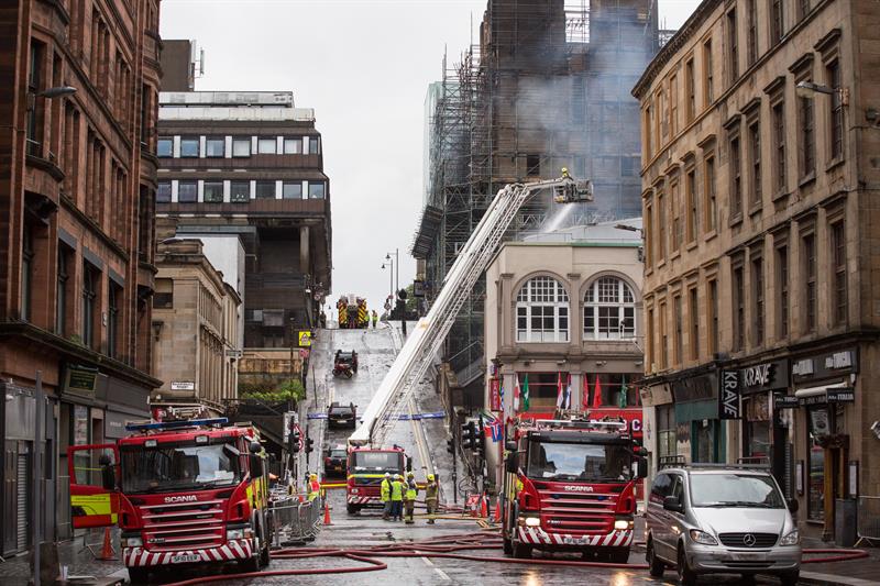 Analizan demoler Escuela de Arte de Glasgow tras incendio