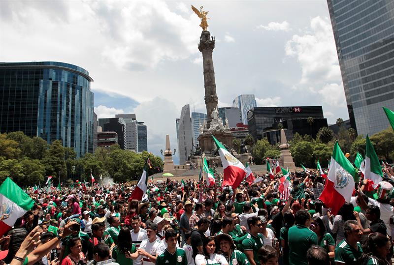Celebran en el Ángel triunfo de México en Mundial de Rusia