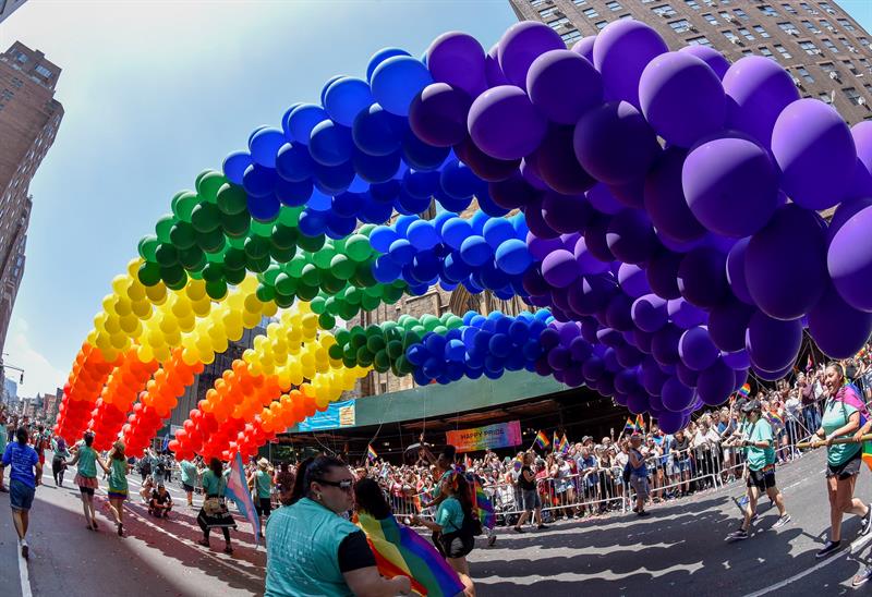 Nueva York celebra multitudinario Orgullo LGBT