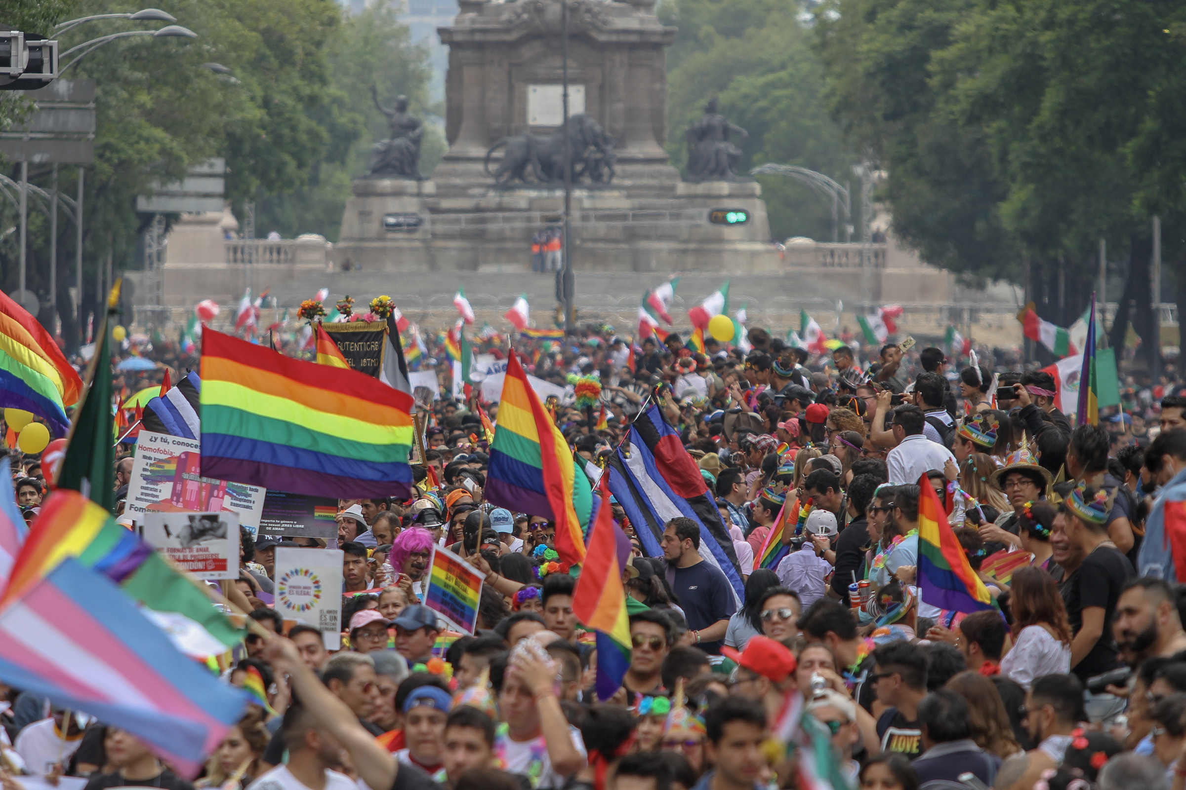 Realizan marcha por el orgullo gay en la Ciudad de México
