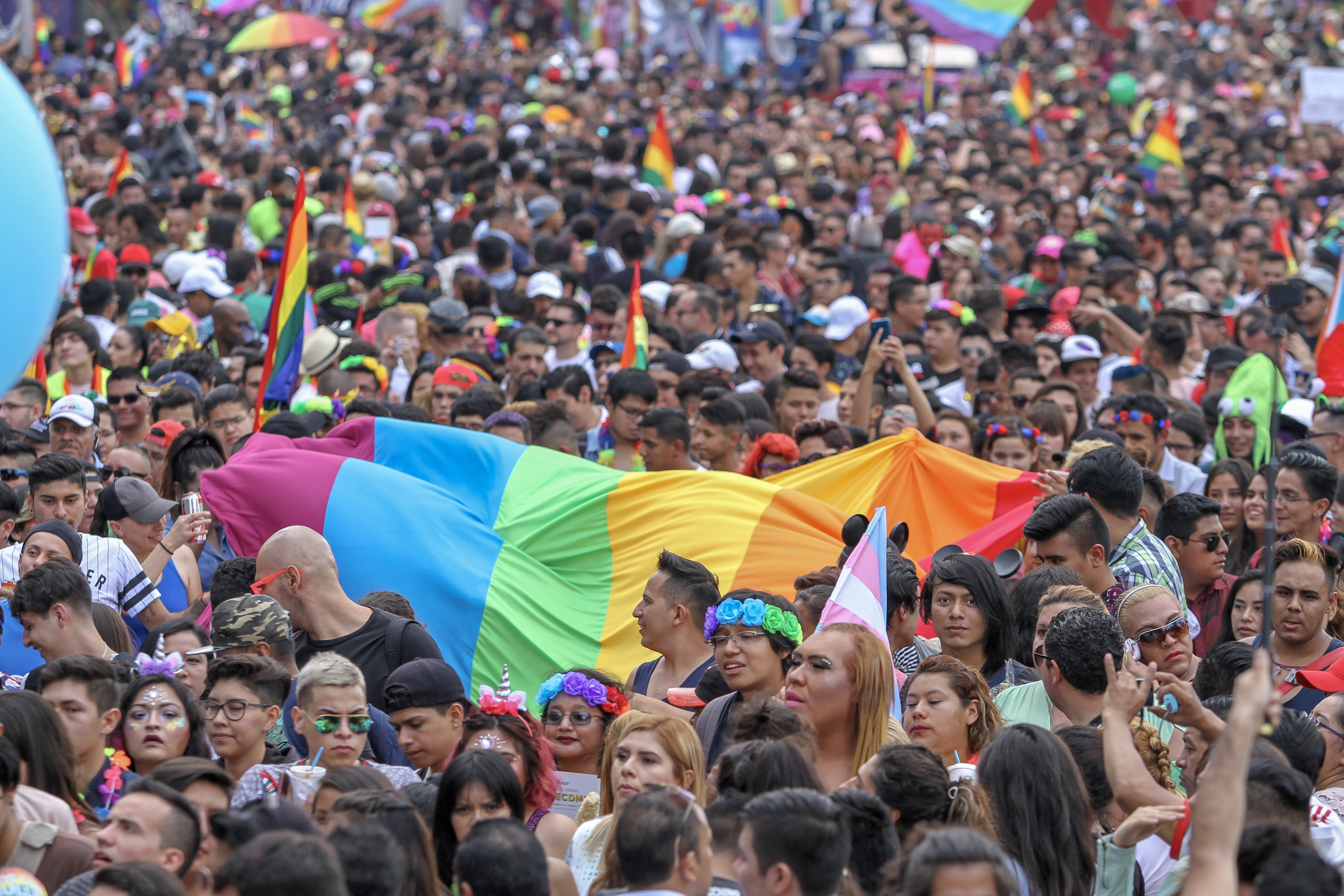  Miles de personas participan en marcha del orgullo gay en CDMX