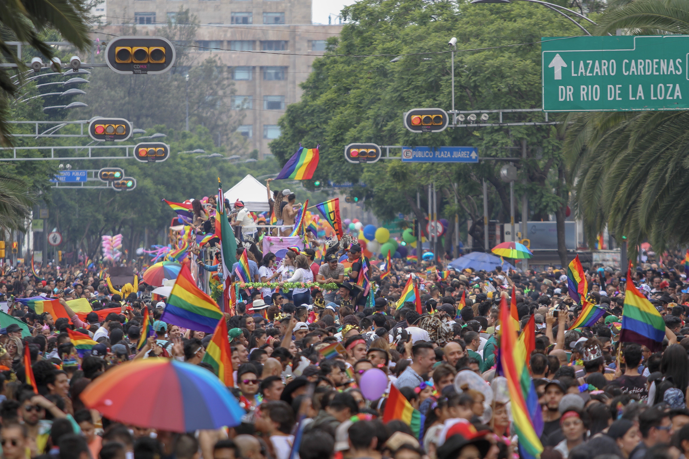 Miles de personas participan en marcha del orgullo gay en CDMX