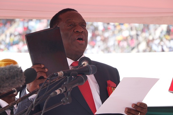Presidente de Zimbabue sale ileso de explosión en un mitin