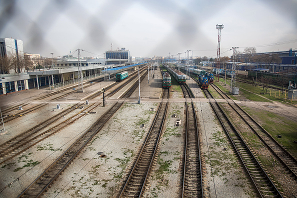 Descarrilamiento de tren deja un muerto en Kazajistán