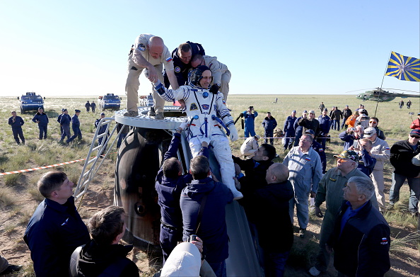 Nave rusa Soyuz regresa a la Tierra con el balón del Mundial